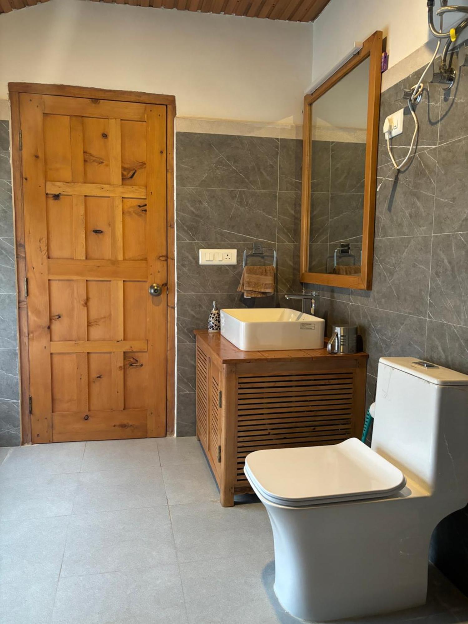 Toshim Homestay Sāngla Екстериор снимка